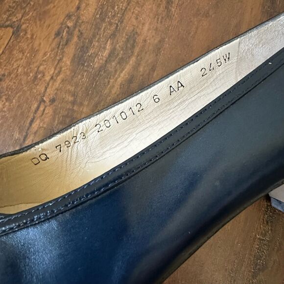 SALVATORE FERRAGAMO Slip-On Kitten Heel Dress Shoes in Navy Leather ITALY - Picture 8 of 12